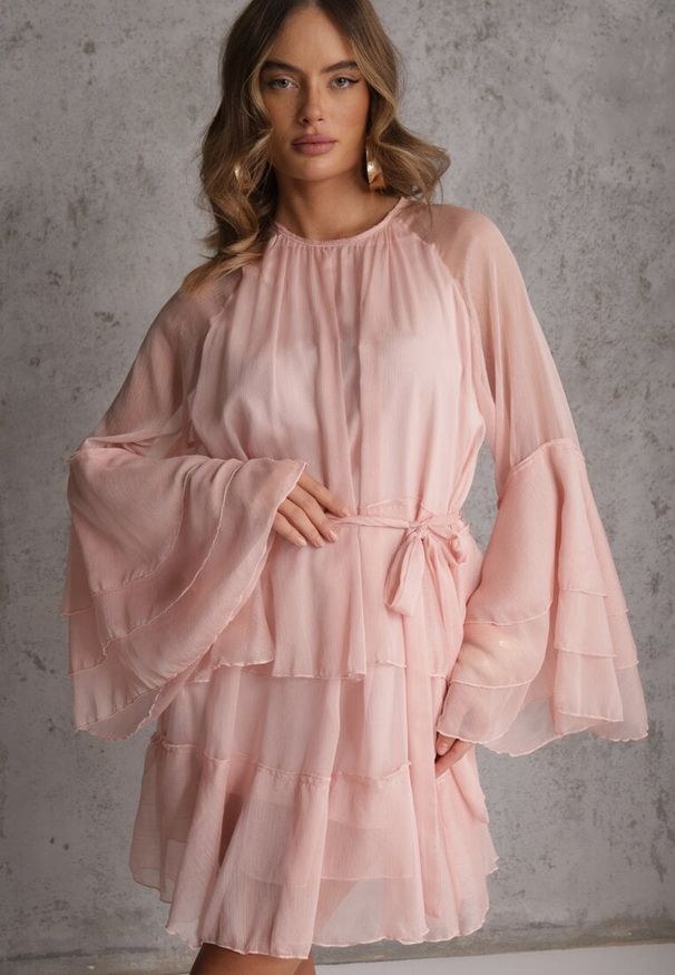 Renee - Różowa Eteryczna Sukienka z Falbanami i Wiązanym Paskiem w Talii Rivania. Kolor: różowy