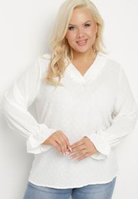 Born2be - Biała Bluzka w Stylu Retro z Falbankami i Kołnierzykiem z Wiązaniem Abelivia. Okazja: na co dzień. Typ kołnierza: kołnierz z falbankami. Kolekcja: plus size. Kolor: biały. Materiał: jeans. Długość rękawa: długi rękaw. Długość: długie. Styl: retro #7