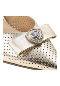 Czółenka damskie S.Barski, cholewka ze skóry naturalnej z odkrytą piętą na smukłym obcasie z ażurową cholewką i elegancką kokardą, złote, CR61-3119. Nosek buta: szpiczasty. Zapięcie: pasek. Kolor: złoty. Szerokość cholewki: normalna. Wzór: ażurowy. Materiał: skóra. Obcas: na obcasie. Styl: elegancki. Wysokość obcasa: średni #5