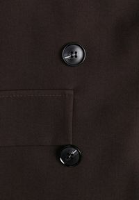 Renee - Brązowa Oversizowa Marynarka z Klapami i Dwurzędowym Zapięciem Sinthelis. Okazja: na co dzień, na spotkanie biznesowe. Kolor: brązowy. Wzór: aplikacja. Styl: casual, biznesowy, elegancki #3