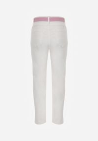 Born2be - Białe Jeansy z Bawełną i Wiskozą o Kroju Mom Fit z Apaszką i Paskiem Hetirae. Okazja: na co dzień. Kolor: biały. Styl: casual, elegancki #6