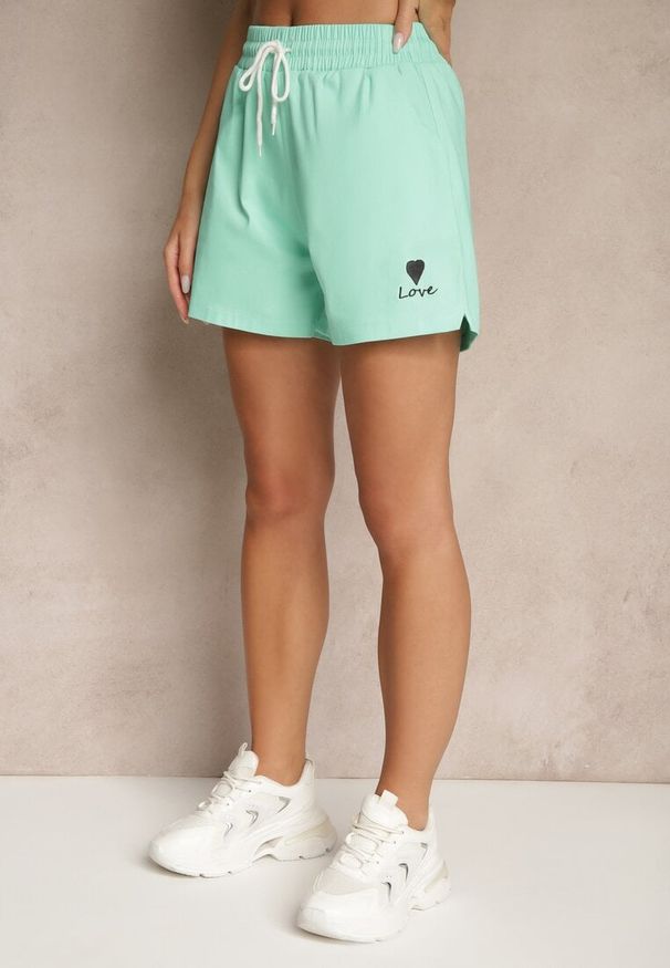 Renee - Jasnozielone Klasyczne Szorty Dresowe z Kieszeniami Wiązane w Pasie Folenelle. Okazja: na co dzień, na imprezę. Kolor: zielony. Materiał: dresówka. Sezon: lato. Styl: klasyczny