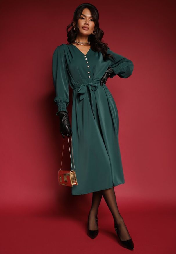 Renee - Zielona Sukienka o Rozkloszowanym Kroju z Guzkami i Materiałowym Paskiem Annadara. Okazja: na co dzień, na spotkanie biznesowe, do pracy. Typ kołnierza: dekolt w kształcie V. Kolor: zielony. Materiał: materiał. Styl: biznesowy, casual, klasyczny