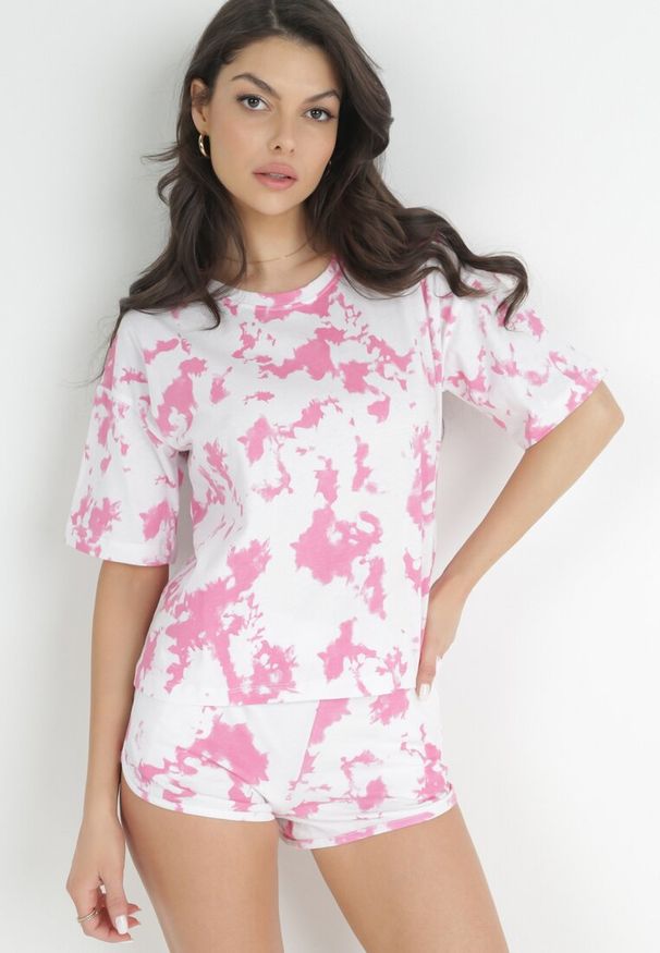 Born2be - Różowy T-shirt z Krótkim Rękawem i Wzorem Tie-Dye Kammi. Kolor: różowy. Materiał: bawełna. Długość rękawa: krótki rękaw. Długość: krótkie. Wzór: aplikacja