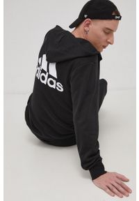Adidas - adidas Bluza męska kolor czarny z kapturem z aplikacją. Okazja: na co dzień. Typ kołnierza: kaptur. Kolor: czarny. Materiał: materiał, bawełna. Wzór: aplikacja. Styl: casual #1