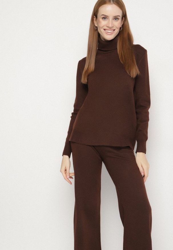 Born2be - Brązowy Dzianinowy Komplet z Wełną i Bawełną Spodnie i Sweter z Golfem Errele. Kolor: brązowy. Materiał: dzianina, wełna, bawełna