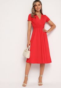 Born2be - Czerwona Taliowana Sukienka z Dekoltem na Zakładkę Quimadea. Okazja: na spotkanie biznesowe. Kolor: czerwony. Materiał: materiał. Wzór: aplikacja. Styl: elegancki, biznesowy #3