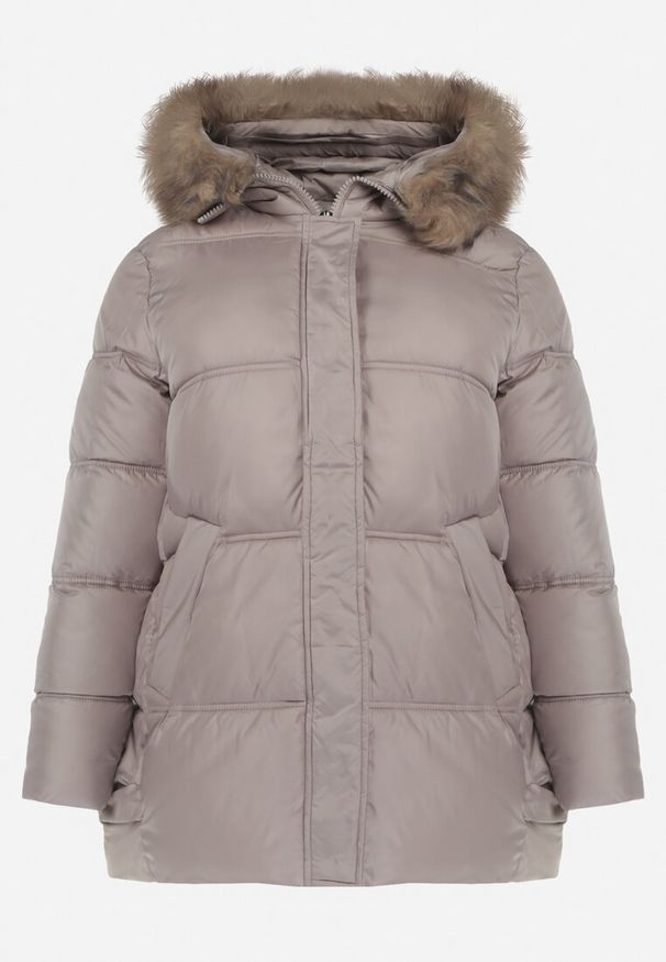 Born2be - Jasnoróżowa Kurtka z Kapturem i Sztucznym Futerkiem Tsani. Okazja: do pracy. Typ kołnierza: kaptur. Kolekcja: plus size. Kolor: różowy. Materiał: futro. Wzór: aplikacja. Sezon: jesień, zima. Styl: elegancki, klasyczny