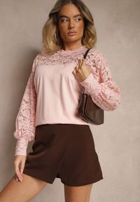 Renee - Jasnoróżowa Bluzka z Wiskozą z Koronką Eviriva. Okazja: na co dzień. Kolor: różowy. Materiał: koronka, wiskoza. Długość rękawa: długi rękaw. Długość: długie. Wzór: koronka. Styl: casual #3