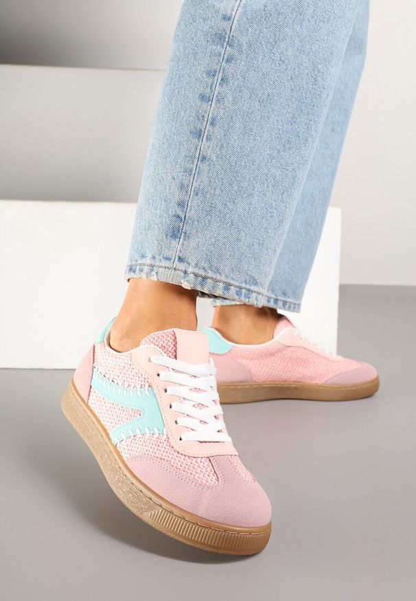 Renee - Różowe Sneakersy w Stylu Klasycznych Tenisówek Zdobione Przeszyciami i Tweedem Koriznne. Okazja: na co dzień, na spotkanie biznesowe. Nosek buta: okrągły. Kolor: różowy. Materiał: jeans. Szerokość cholewki: normalna. Wzór: aplikacja