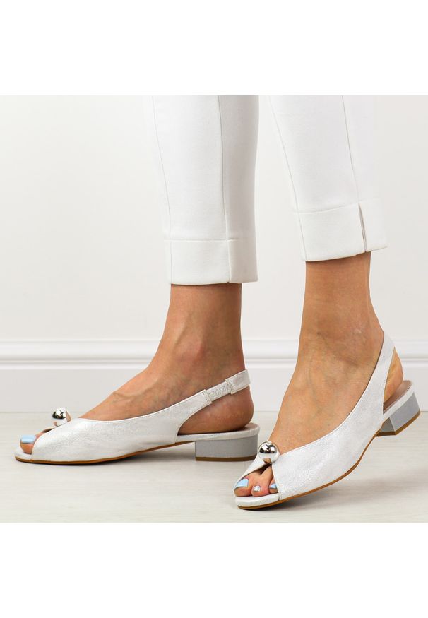 Srebrne satynowe sandały damskie na obcasie T.Sokolski L26-136s. Okazja: na ślub cywilny, na wesele. Kolor: srebrny. Materiał: skóra. Sezon: wiosna, lato. Obcas: na obcasie. Styl: elegancki, klasyczny. Wysokość obcasa: niski