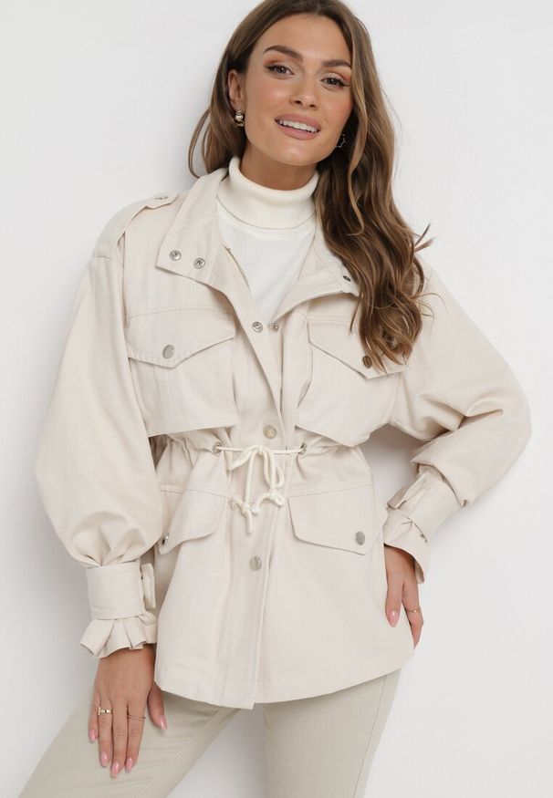 Born2be - Jasnobeżowa Kurtka Parka z Dużymi Kieszeniami Talaha. Okazja: na co dzień. Kolor: beżowy. Materiał: jeans. Długość: krótkie. Wzór: aplikacja. Sezon: wiosna, jesień. Styl: casual