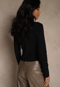 Renee - Czarny Sweter z Wiskozą i Ozdobnymi Guzikami Zetisse. Okazja: na co dzień. Kolor: czarny. Materiał: wiskoza. Styl: casual #2