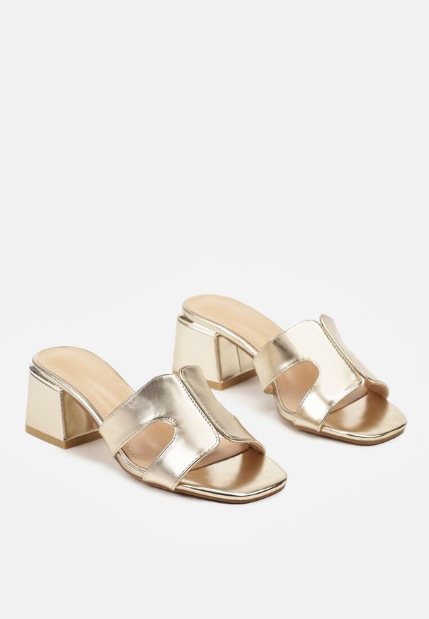 Renee - Złote Wsuwane Klapki z Ekoskóry na Słupku Qlina. Kolor: złoty. Materiał: jeans. Obcas: na słupku. Styl: wizytowy, elegancki. Wysokość obcasa: średni