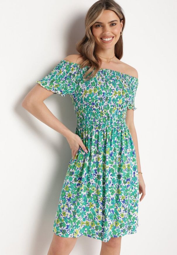 Born2be - Zielona Wiskozowa Sukienka Typu Hiszpanka z Elastyczną Gumką w Talii Anlavera. Okazja: na co dzień. Typ kołnierza: dekolt hiszpanka. Kolor: zielony. Wzór: kwiaty. Typ sukienki: proste. Materiał: wiskoza. Długość rękawa: krótki rękaw. Sezon: wiosna. Styl: casual