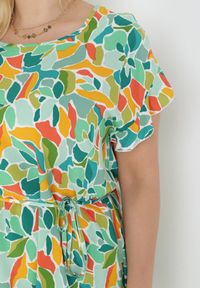 Born2be - Zielona Pudełkowa Sukienka Midi z Materiałowym Paskiem z Bawełny w Kwiaty Heidia. Typ kołnierza: kołnierz z falbankami. Kolekcja: plus size. Kolor: zielony. Materiał: bawełna, materiał. Wzór: kwiaty. Typ sukienki: dla puszystych. Długość: midi #2