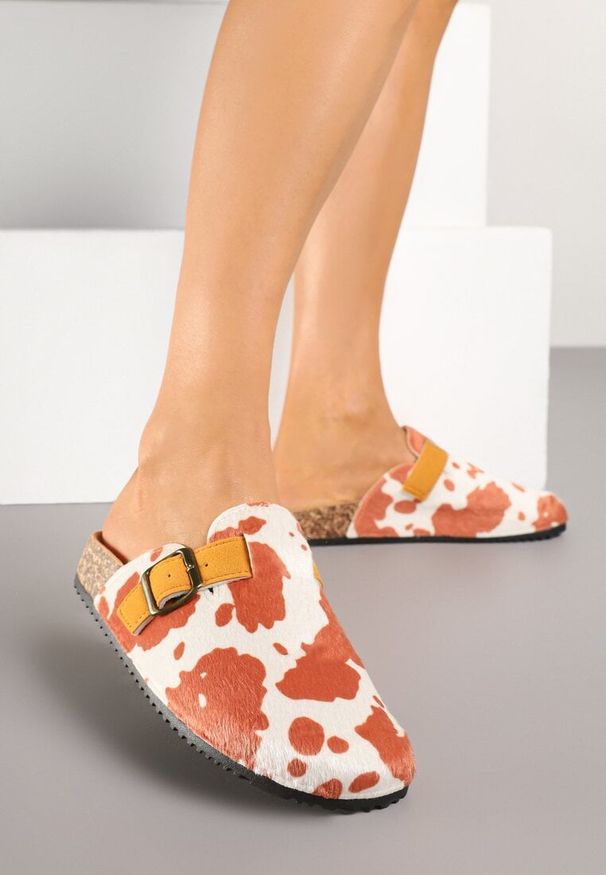 Born2be - Beżowo-Pomarańczowe Klapki w Stylu Chodaków Ozdobione Klamrą Alvessia. Okazja: na co dzień. Kolor: beżowy. Materiał: jeans. Wzór: aplikacja. Obcas: na obcasie. Styl: casual. Wysokość obcasa: niski