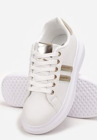 Born2be - Biało-Złote Sneakersy na Grubej Podeszwie z Błyszczącymi Detalami z Cyrkoniami Elysiena. Kolor: biały. Materiał: materiał. Wzór: aplikacja