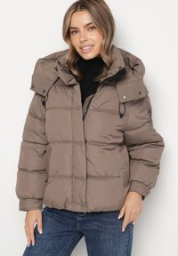 Born2be - Ciemnobeżowa Kurtka Puffer o Fasonie Oversize z Kapturem i Naszywką Azirva. Okazja: na co dzień. Typ kołnierza: kaptur. Kolor: beżowy. Materiał: dzianina. Wzór: aplikacja. Styl: sportowy, casual