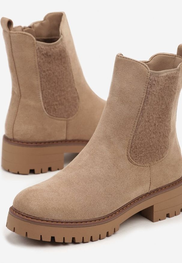 Born2be - Ciemnobeżowe Płaskie Botki w Stylu Sztybletów z Elastyczną Wstawką Belarielle. Okazja: na co dzień. Kolor: beżowy. Materiał: jeans. Obcas: na obcasie. Styl: elegancki, casual. Wysokość obcasa: niski