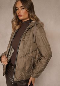 Renee - Brązowa Kurtka z Pikowanymi Przeszyciami i Kapturem Zdobiona Sznurkami Evivienne. Okazja: na spacer, na co dzień. Kolor: brązowy. Materiał: poliester, dzianina, jeans. Wzór: aplikacja. Styl: casual, klasyczny