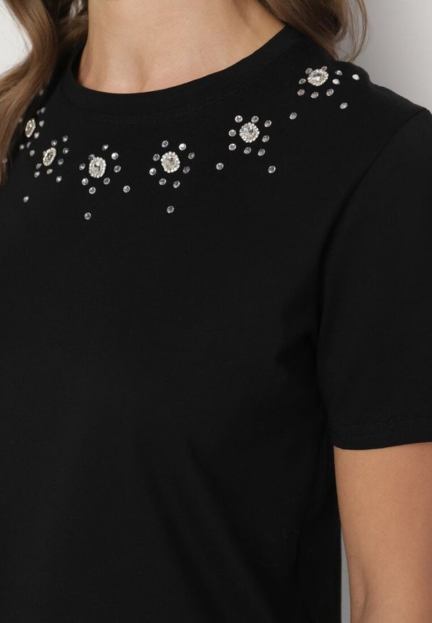 Born2be - Czarna Bawełniana Bluzka T-shirt Ozdobiona Cyrkoniami Marivista. Okazja: na co dzień. Kolor: czarny. Materiał: bawełna. Długość rękawa: krótki rękaw. Długość: krótkie. Wzór: aplikacja. Styl: klasyczny, elegancki, casual