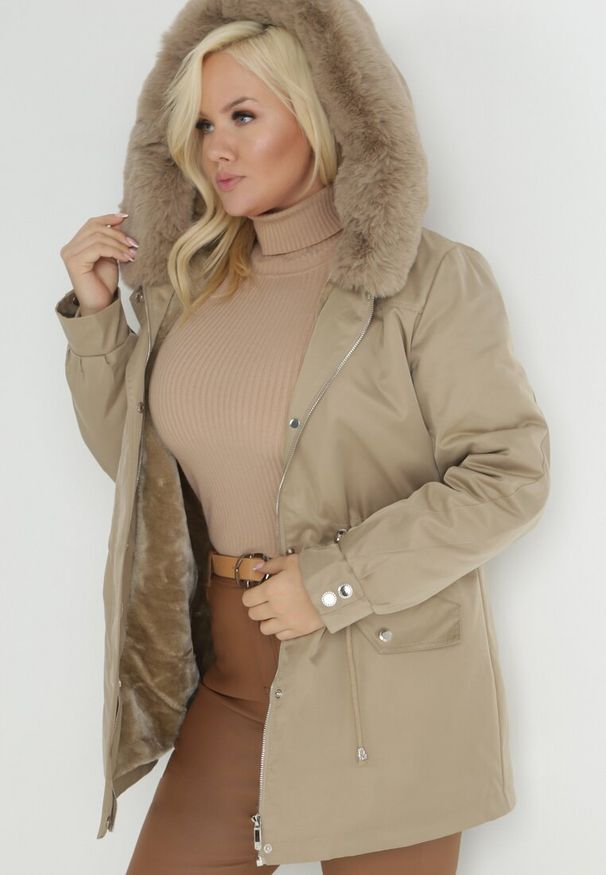 Born2be - Beżowa Kurtka Parka Nylonowa Deseyi. Okazja: na spacer. Kolekcja: plus size. Kolor: beżowy. Materiał: nylon. Sezon: zima. Styl: elegancki, klasyczny