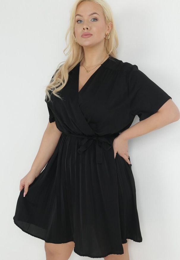 Born2be - Czarna Sukienka z Kopertowym Dekoltem Wiązanym Paskiem i Gumką w Pasie Vung. Kolor: czarny. Materiał: materiał. Typ sukienki: kopertowe. Długość: mini