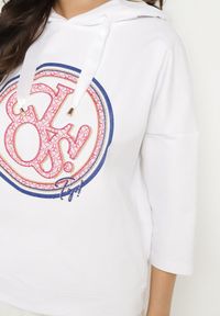 Born2be - Biała Bluza z Kapturem i Rękawami 3/4 Zdobiona Nadrukiem Saniriora. Typ kołnierza: kaptur. Kolor: biały. Materiał: jeans. Wzór: aplikacja, nadruk. Styl: klasyczny, elegancki #7