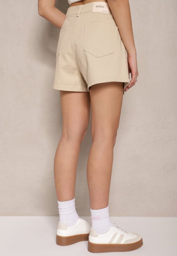 Renee - Beżowe Spódnico-Spodenki z Zakładką i Ozdobnymi Guzikami Finritia. Okazja: na co dzień. Stan: podwyższony. Kolor: beżowy. Styl: casual, elegancki
