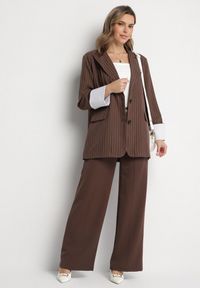 Born2be - Ciemnobrązowa Jednorzędowa Marynarka Pudełkowa w Prążki Fonevia. Okazja: do pracy, na spotkanie biznesowe. Kolor: brązowy. Materiał: jeans, prążkowany. Wzór: prążki. Styl: elegancki, biznesowy #7