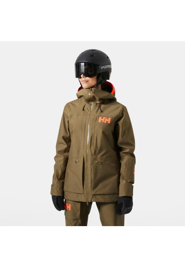 Damska kurtka narciarska Helly Hansen Powderqueen 3.0. Kolor: brązowy, beżowy, wielokolorowy. Sezon: zima. Sport: narciarstwo