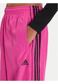 Adidas - adidas Spodnie dresowe Teamgeist adicolor JV7481 Różowy Oversize. Kolor: różowy. Materiał: syntetyk