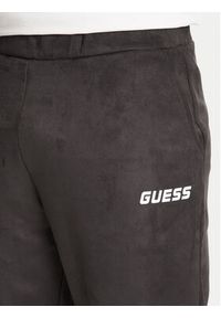 Guess Spodnie dresowe Z5YB03 KCJY2 Zielony Regular Fit. Kolor: zielony. Materiał: bawełna #4