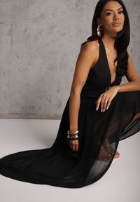 Renee - Czarna Sukienka z Dekoltem Halter i Ozodbymi Guzikami z Przodu Nesia. Typ kołnierza: dekolt halter. Kolor: czarny #5