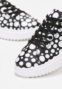 Renee - Czarno-Białe Sznurowane Sneakersy w Kropki na Grubej Podeszwie Abbesa. Kolor: czarny. Wzór: kropki #5