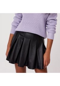 Cropp - Plisowana spódnica z imitacji skóry - Czarny. Kolor: czarny. Materiał: skóra. Długość: krótkie #1