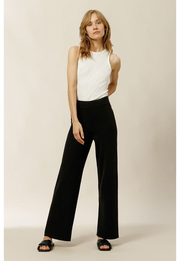 IVY & OAK - Ivy Oak Spodnie KATRIN damskie kolor czarny fason culottes high waist. Stan: podwyższony. Kolor: czarny. Materiał: dzianina, poliamid