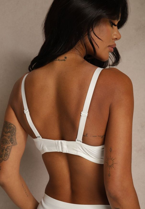 Renee - Jasnobeżowy Biustonosz Ozdobiony Koronką i Kokardką Aqiany. Kolor: beżowy. Materiał: koronka. Wzór: aplikacja, koronka