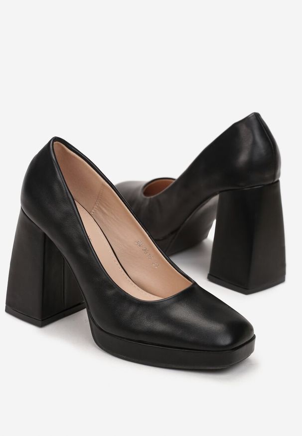 Renee - Czarne Czółenka z Kwadratowym Noskiem na Geometrycznym Słupku Evelyna. Kolor: czarny. Wzór: geometria. Obcas: na słupku