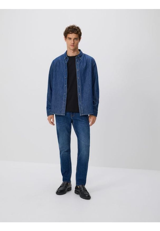 Reserved - Jeansy slim z efektem sprania - granatowy. Kolor: niebieski