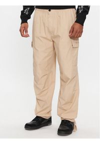 Calvin Klein Jeans Spodnie cargo Essential Regular Cargo Pant J30J324692 Beżowy Regular Fit. Kolor: beżowy. Materiał: bawełna #1