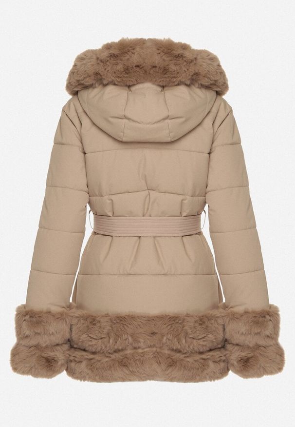 Born2be - Beżowa Taliowana Kurtka z Paskiem Kapturem i Ozdobnym Futrem Rainaria. Okazja: na co dzień, do pracy, na spotkanie biznesowe. Kolor: beżowy. Materiał: futro. Styl: biznesowy, casual, retro, elegancki