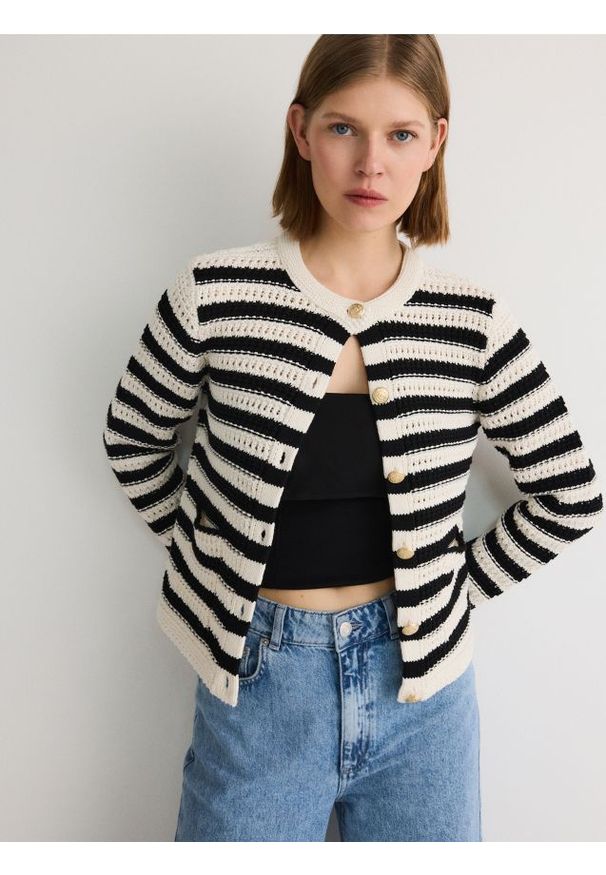 Reserved - Sweter z kieszeniami - wielobarwny. Materiał: dzianina, bawełna, wiskoza