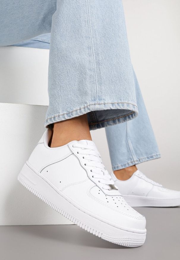 Born2be - Białe Skórzane Sneakersy Ozdobione Perforacją Rilurea. Okazja: na co dzień. Kolor: biały. Materiał: skóra. Wzór: aplikacja
