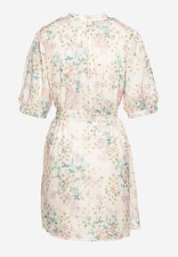 Born2be - Beżowo-Różowa Trapezowa Sukienka z Bufiastymi Rękawami i Materiałowym Paskiem Bernatia. Okazja: na imprezę, na co dzień. Typ kołnierza: dekolt w serek. Kolor: beżowy. Materiał: materiał. Wzór: aplikacja, kwiaty. Sezon: wiosna, lato. Typ sukienki: trapezowe. Styl: casual, elegancki #5