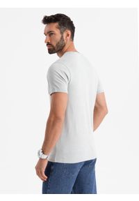 Ombre Clothing - Męski bawełniany t-shirt V-neck z dzianiny z efektem sprania - szary V8 OM-TSWT-0242 - XXL. Okazja: na co dzień. Typ kołnierza: dekolt w serek. Kolor: szary. Materiał: dzianina, bawełna. Wzór: melanż. Styl: klasyczny, vintage, casual #9
