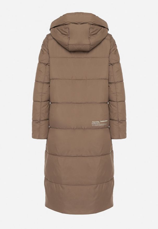 Born2be - Brązowa Długa Kurtka Pikowana z Kapturem i Bocznymi Suwakami Aruvitta. Okazja: na co dzień. Typ kołnierza: kaptur. Kolor: brązowy. Materiał: zamsz, poliester, dresówka, jeans. Długość: długie. Wzór: ze splotem. Styl: elegancki, casual, sportowy