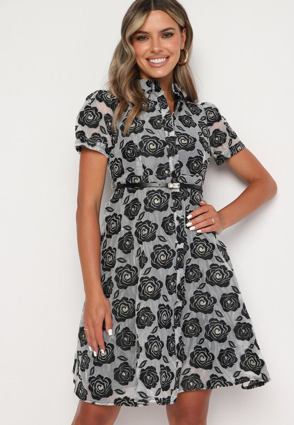 Born2be - Czarno-Szara Sukienka Koktajlowa o Koszulowym Kroju na Guziki z Paskiem z Perełką Vimari. Okazja: na randkę, na ślub cywilny, na wesele. Kolor: czarny. Długość rękawa: krótki rękaw. Typ sukienki: koszulowe. Styl: wizytowy