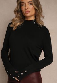 Renee - Czarny Golf o Dopasowanym Kroju Zdobiony Minimalistycznymi Aplikacjami Unissa. Okazja: na spacer. Typ kołnierza: golf. Kolor: czarny. Materiał: jeans. Wzór: aplikacja. Styl: klasyczny, elegancki #2